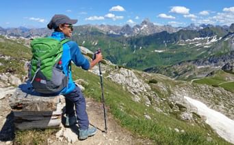 Randonneuse dans les environs d'Obertsdorf, dans le Nebelhorn