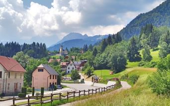 Village sur la piste cyclable de l'Alpe Adria en Autriche