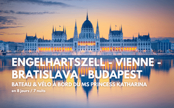 Parlement hongrois à Budapest illuminé au coucher du soleil, reflété dans le Danube avec un ciel rose et bleu.