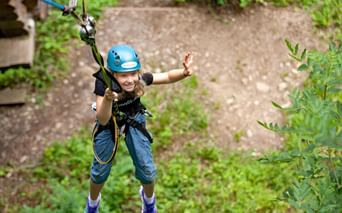 Enfant en accrobranche à Seeham