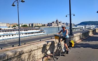 Cycliste roulant sur un quai du Danube à Budapest