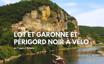 Village niché contre des falaises calcaires le long d'une rivière en Lot-et-Garonne et Périgord Noir. Un bateau traditionnel flotte sur l'eau calme.