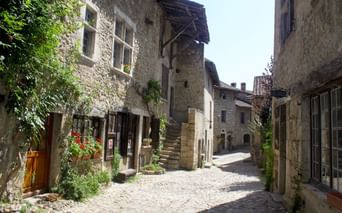 Vue d'une ruelle du village médiéval de Pérouges