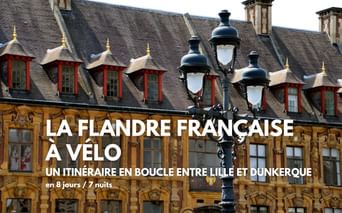 Bâtiment flamand orné avec façade dorée et lucarnes, avec un lampadaire décoratif au premier plan en Flandre française.