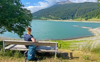 Pause au dessus des rives du Lac de Resia, au cours d'une randonnée