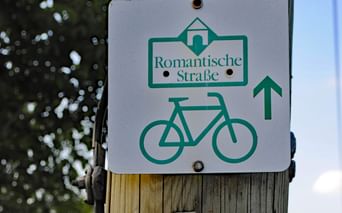 Panneau de signalisation indiquant la Romantische Strasse