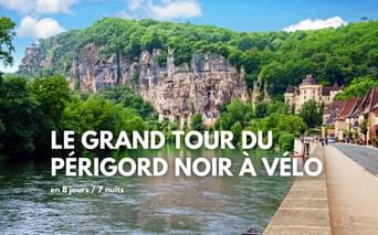 Village pittoresque au bord de la rivière en Périgord avec falaises calcaires, maisons en pierre traditionnelles et rivière calme. Texte: Le Grand Tour du Périgord Noir à Vélo.