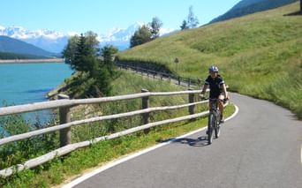 A vélo dans les environs du Lac de Resia