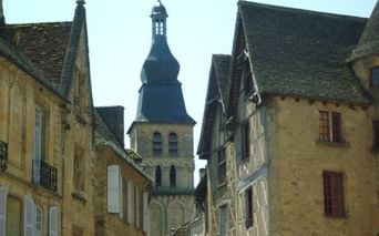 Détails architecturaux du centre-ville historique préservé de Sarlat