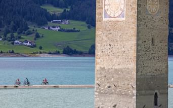Cyclistes pédalant au bord du lac de Resia