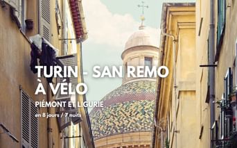 Vue sur le dôme d'une église de San Remo, depuis une ruelle pittoresque