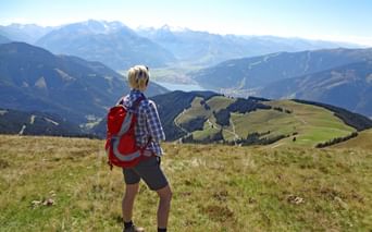Randonneuse devant une vue sur les Hohe Tauern