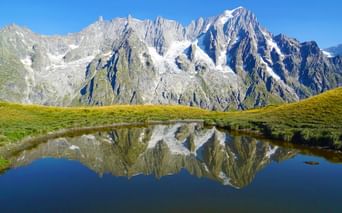 Lac de montagne avec vue sur les Alpes françaises