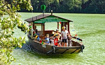 Une famille de cyclotouriste traverse le Danube en bac