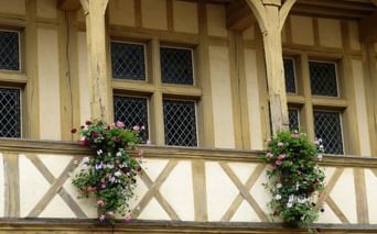 Détail d'une façade à colombage et fleurie du centre ville de Beaune en Bourgogne