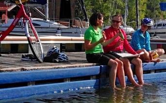 Pause au bord du Mattsee lors d'un circuit cyclotouristique