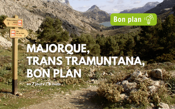 Paysage montagneux de Majorque avec panneaux de sentiers et texte promotionnel pour le circuit Trans Tramuntana de 7 jours avec badge vert 'Bon plan'.