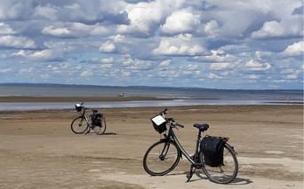 Vélo de randonnée sur une plage de la côte suédoise