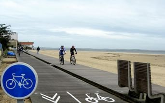 Cycliste sur une piste cyclable longeant le Bassin d'Arcachon