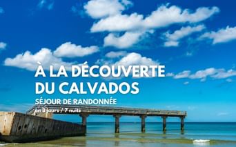 Jetée en béton s'étendant dans l'eau turquoise à Omaha Beach avec un bunker en béton à gauche sous un ciel bleu avec des nuages blancs.