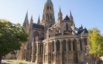 normandie-velo-bayeux-cathedrale-c-normandie-tourisme