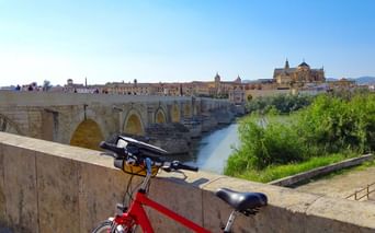 Vélo garé sur le pont romain de Cordoue