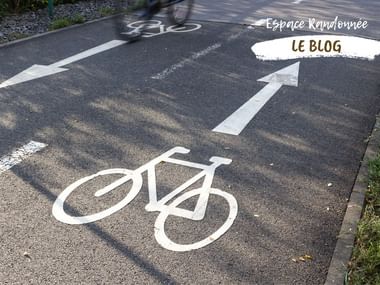 Marquage au sol sur une piste cyclable