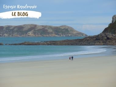 Couple marchant sur un plage de Bretagne en hiver