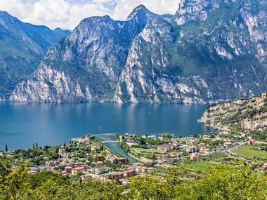 Vue plongeante sur le Lac de Garde en Italie