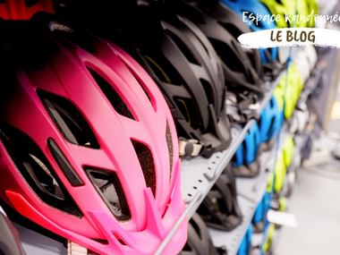 Rayons d'un magasin spécialisé rempli de casques vélo