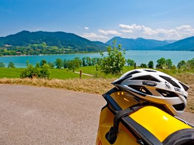 Casque vélo posé sur une sacoche