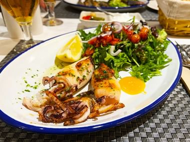 Poulpe grillé servi dans un restaurant de Majorque