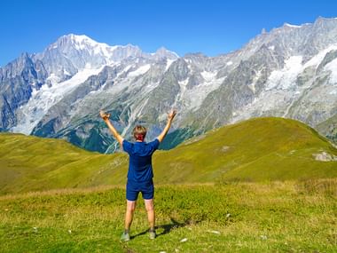 Randonneuse devant un panorama de montagne