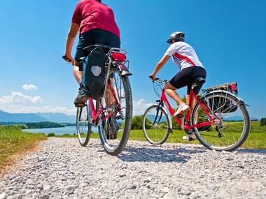 Deux cyclotouristes en chemin