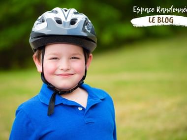 Petit garçon portant un casque vélo