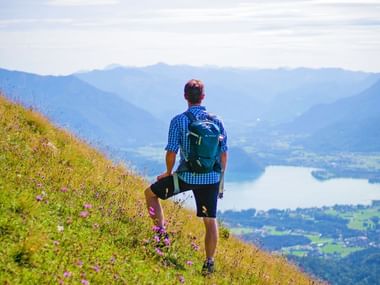 Randonneur dans un panorama alpin dans le Salzkammergut en Autriche
