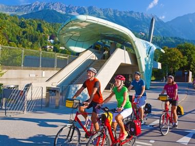 Groupe de cyclotouristes roulant côte à côte