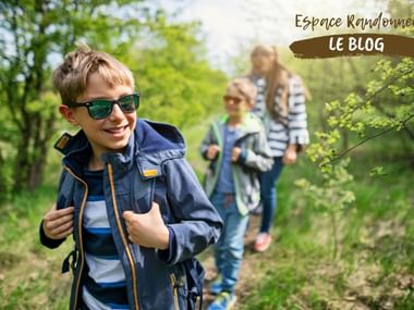 Enfants portant des lunettes de soleil en randonnée
