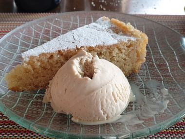 Gâteau traditionnel majorquin et glace aux amandes