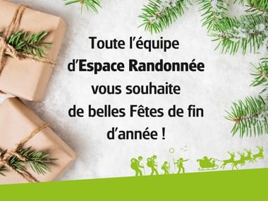 Carte de vœux avec cadeaux emballés, branches de pin et texte souhaitant de belles fêtes de l'équipe d'Espace Randonnée. Silhouette de traîneau en bas.
