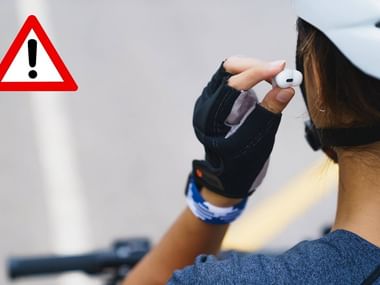 photo d'une jeune fille s'apprêtant à mettre un écouteur dans son oreille, associé à un panneau d'avertissement de danger