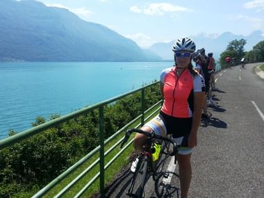Groupe de cyclistes sur les bords du Lac d'Annecy