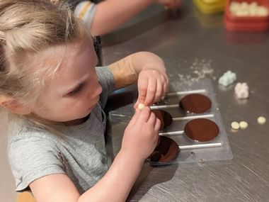 Atelier confection de sucettes en chocolat