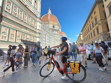 Parcourir les rues de Florence à vélo, piazza del Duomo