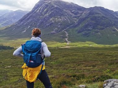 Randonneuse admirant la vue sur le Devils Staircase en Ecosse