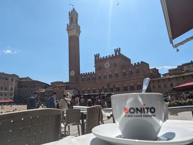 Pause cappuccino sur la Piazza del Campo de Sienne