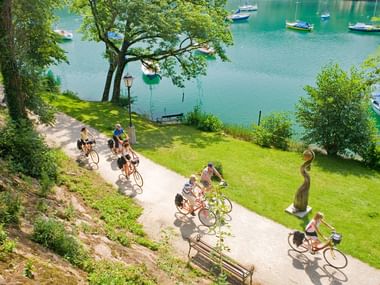 Cyclistes roulant au bord du Mattsee en Autriche