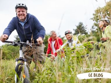 Groupe d'amis en virée à vélo dans la nature