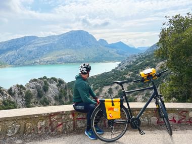 Cyclotouriste devant un barrage à Majorque