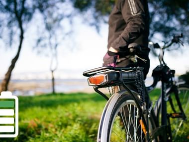 Cycliste debout devant son vélo électrique